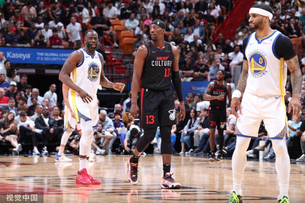 在禁区前抢 在禁区前抢